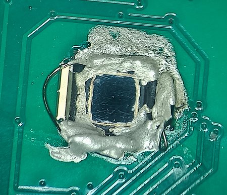 View of the applied epoxy glue, after curing